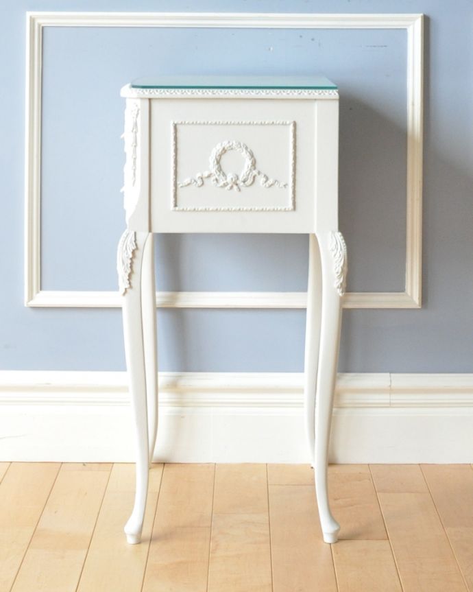 アンティークのチェスト アンティーク家具 純白のアンティーク家具、ガラス天板のホワイトカラーのベッドサイドチェスト。サイドから見ても美しいデザイン。(q-744-f)