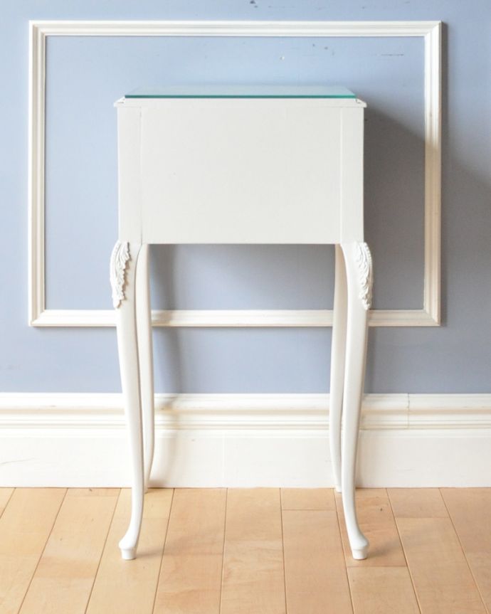 アンティークのチェスト アンティーク家具 純白のアンティーク家具、ガラス天板のホワイトカラーのベッドサイドチェスト。アンティークは新品ではないので、経年変化によるキズはありますが、専門の職人によって目立たないようにキレイにお直しをしています。(q-744-f)