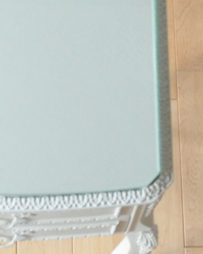 アンティークのチェスト アンティーク家具 純白のアンティーク家具、ガラス天板のホワイトカラーのベッドサイドチェスト。天板の角は、美しい装飾と共に丸く仕上がっています。(q-744-f)