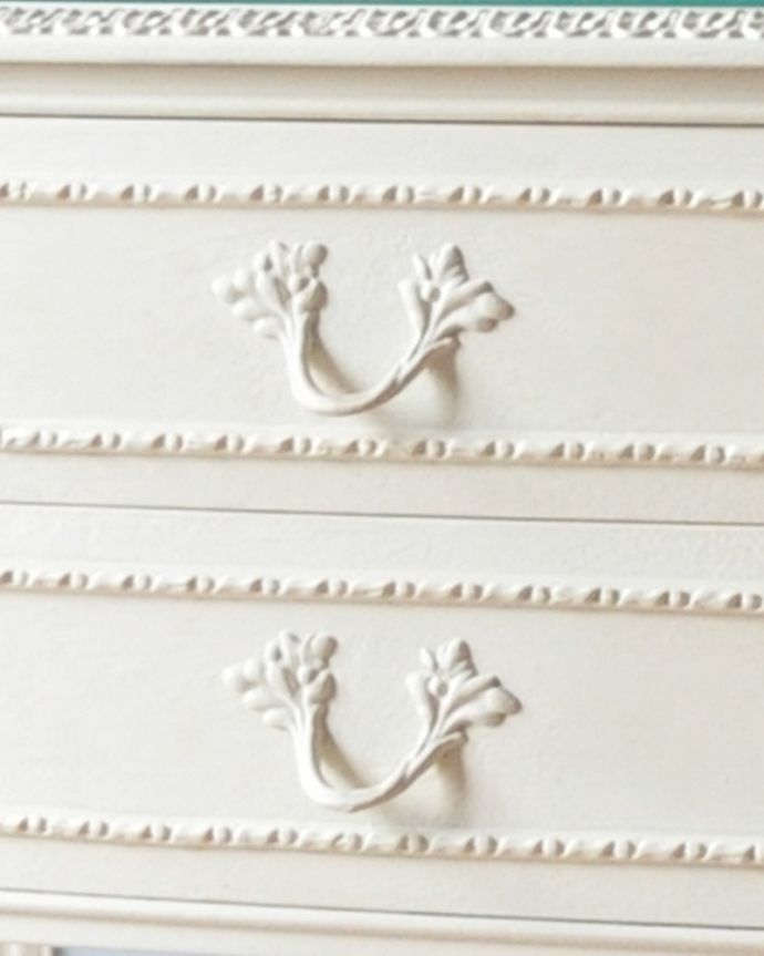 アンティークのチェスト アンティーク家具 純白のアンティーク家具、ガラス天板のホワイトカラーのベッドサイドチェスト。引き出しの取っ手は蔦のような凝ったデザイン。(q-744-f)