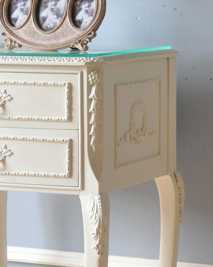 アンティークのチェスト アンティーク家具 純白のアンティーク家具、ガラス天板のホワイトカラーのベッドサイドチェスト。隅々まで細やかな彫が施されています。(q-744-f)