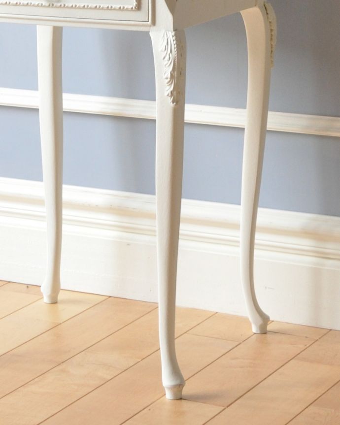 アンティークのチェスト アンティーク家具 純白のアンティーク家具、ガラス天板のホワイトカラーのベッドサイドチェスト。スラリと伸びた美しい脚。(q-744-f)