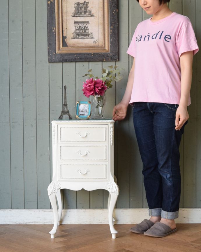 アンティークのチェスト　アンティーク家具　フランスのアンティークペイント家具、ホワイト色のサイドチェスト（ガラス天板）。とっても可愛いチェスト。(q-745-f)