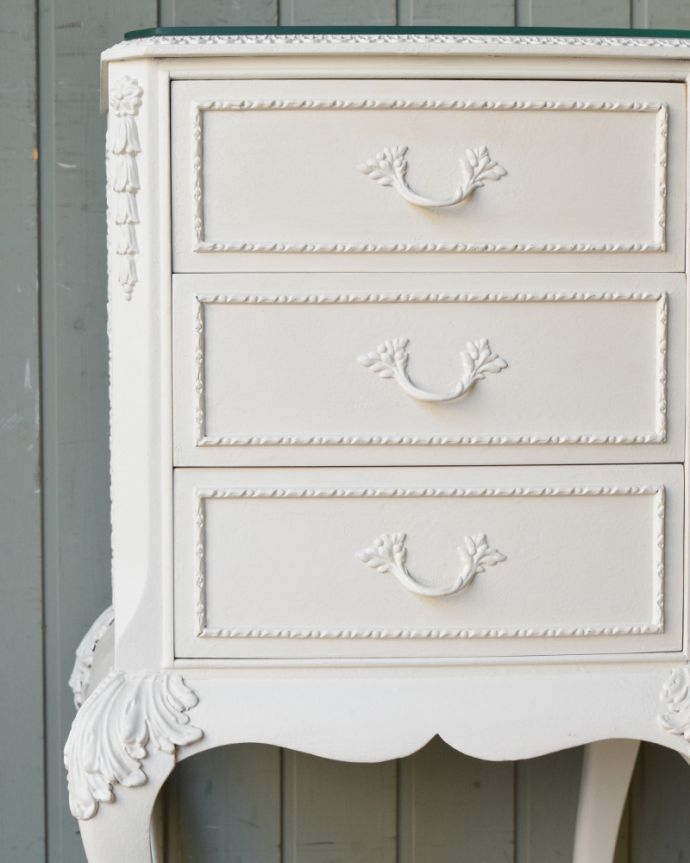 アンティークのチェスト　アンティーク家具　フランスのアンティークペイント家具、ホワイト色のサイドチェスト（ガラス天板）。ホワイトのペイントがフランスらしく、爽やかです。(q-745-f)