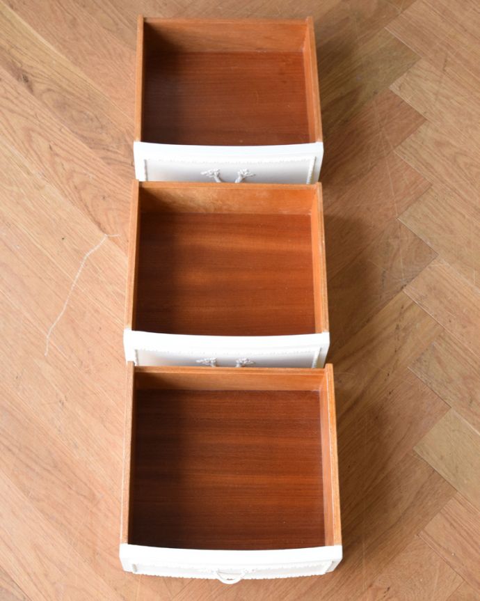 アンティークのチェスト　アンティーク家具　フランスのアンティークペイント家具、ホワイト色のサイドチェスト（ガラス天板）。引き出しが３杯あります。(q-745-f)