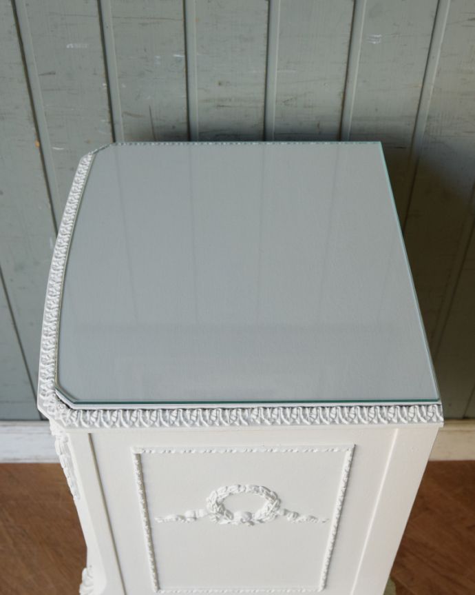 アンティークのチェスト　アンティーク家具　フランスのアンティークペイント家具、ホワイト色のサイドチェスト（ガラス天板）。天板ももちろんピカピカにお直ししています。(q-745-f)
