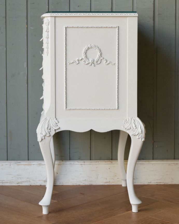 アンティークのチェスト　アンティーク家具　フランスのアンティークペイント家具、ホワイト色のサイドチェスト（ガラス天板）。サイドから見ても美しいデザイン。(q-745-f)