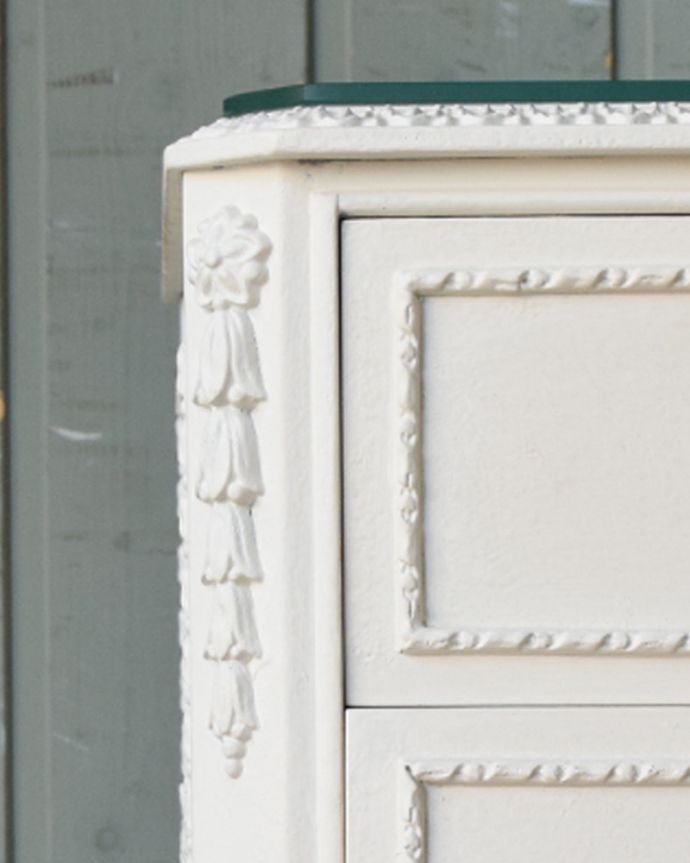 アンティークのチェスト　アンティーク家具　フランスのアンティークペイント家具、ホワイト色のサイドチェスト（ガラス天板）。隅々まで細やかな彫が施されています。(q-745-f)