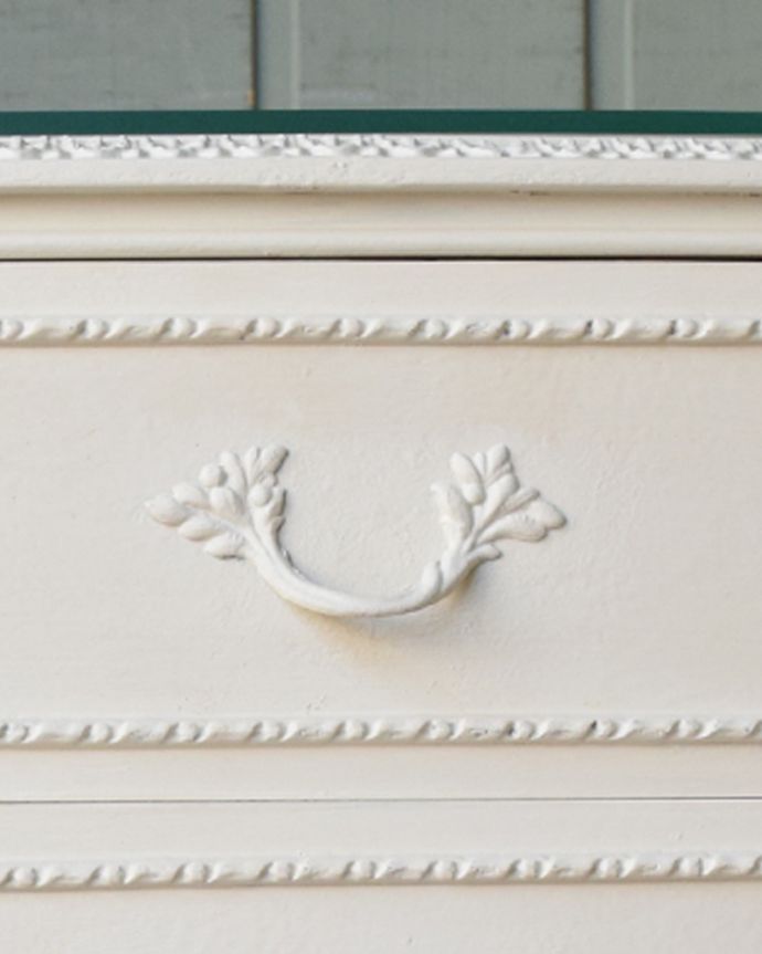 アンティークのチェスト　アンティーク家具　フランスのアンティークペイント家具、ホワイト色のサイドチェスト（ガラス天板）。引き出しの取っ手は蔦のような凝ったデザイン。(q-745-f)