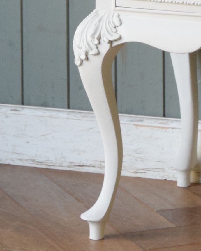 アンティークのチェスト　アンティーク家具　フランスのアンティークペイント家具、ホワイト色のサイドチェスト（ガラス天板）。華奢で女性らしい猫脚が外国風の雰囲気を作ってくれます。(q-745-f)