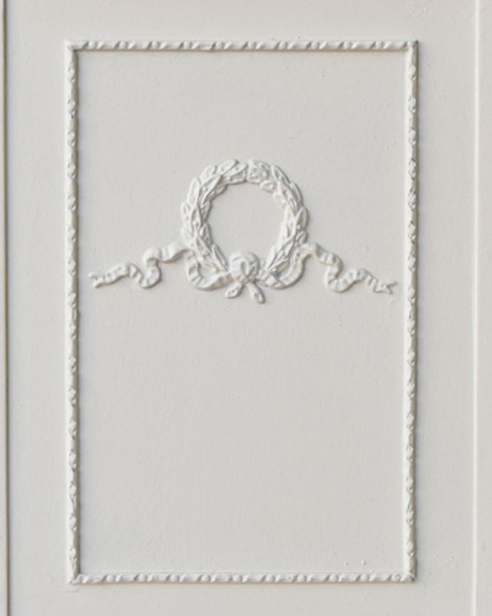 アンティークのチェスト　アンティーク家具　フランスのアンティークペイント家具、ホワイト色のサイドチェスト（ガラス天板）。サイドにはリースの彫りが刻まれています。(q-745-f)