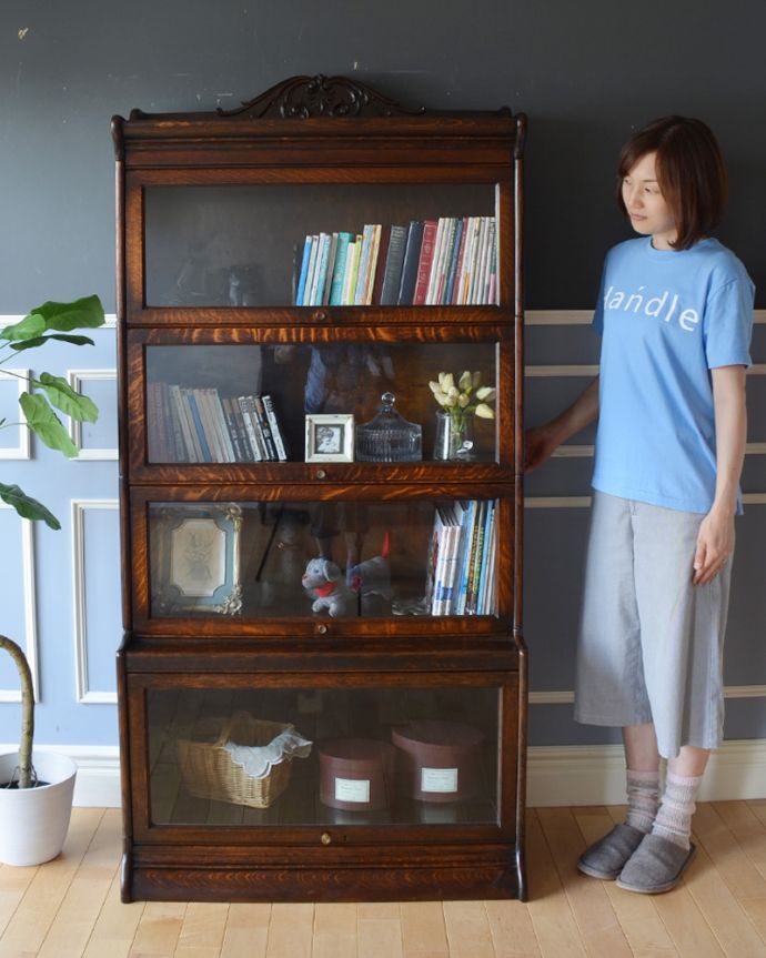 アンティークのキャビネット アンティーク家具 アンティーク英国家具、女性にもオススメしたい美しい彫りの付いたスタッキングブックケース。本棚としてはもちろん、グラスや食器を並べて飾り棚としても素敵ですよ。(q-750-f)