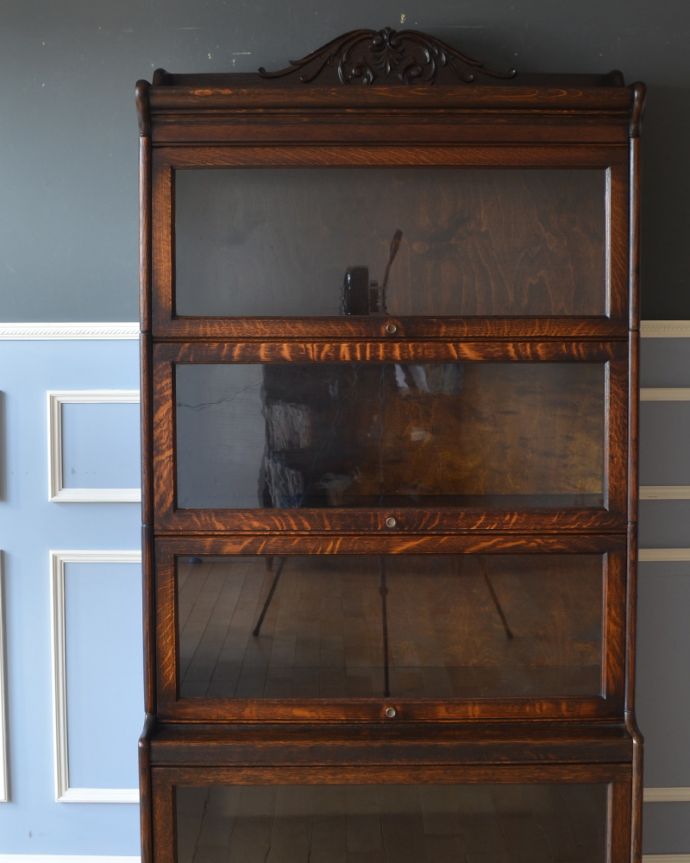 アンティークのキャビネット アンティーク家具 アンティーク英国家具、女性にもオススメしたい美しい彫りの付いたスタッキングブックケース。貴重な当時のアンティークガラスです。(q-750-f)