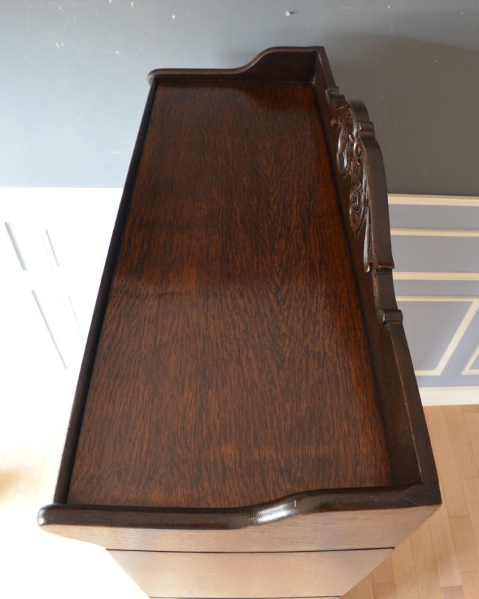 アンティークのキャビネット アンティーク家具 アンティーク英国家具、女性にもオススメしたい美しい彫りの付いたスタッキングブックケース。天板の塗装もキレイに仕上げました。(q-750-f)