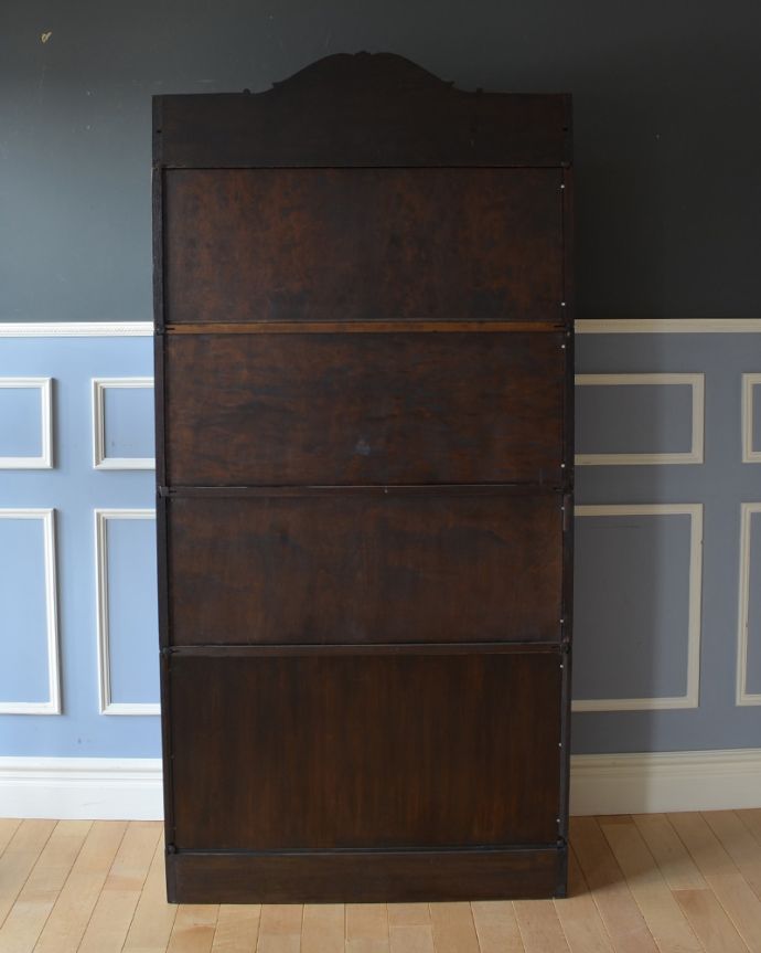 アンティークのキャビネット アンティーク家具 アンティーク英国家具、女性にもオススメしたい美しい彫りの付いたスタッキングブックケース。きちんとメンテナンスしてあるので、裏側もキレイです。(q-750-f)