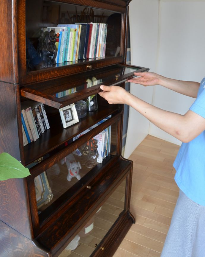 アンティークのキャビネット アンティーク家具 アンティーク英国家具、女性にもオススメしたい美しい彫りの付いたスタッキングブックケース。ガラス扉は上に上げて、スライドさせて中にしまいます。(q-750-f)