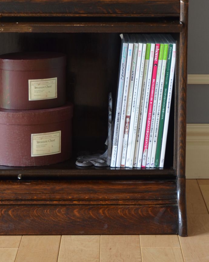 アンティークのキャビネット アンティーク家具 アンティーク英国家具、女性にもオススメしたい美しい彫りの付いたスタッキングブックケース。A4サイズの雑誌やファイルがラクラク収納できるのでとっても便利ですよ。(q-750-f)