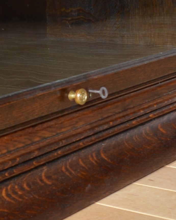 アンティークのキャビネット アンティーク家具 アンティーク英国家具、女性にもオススメしたい美しい彫りの付いたスタッキングブックケース。ガラス戸は真ん丸な取っ手が付いています。(q-750-f)