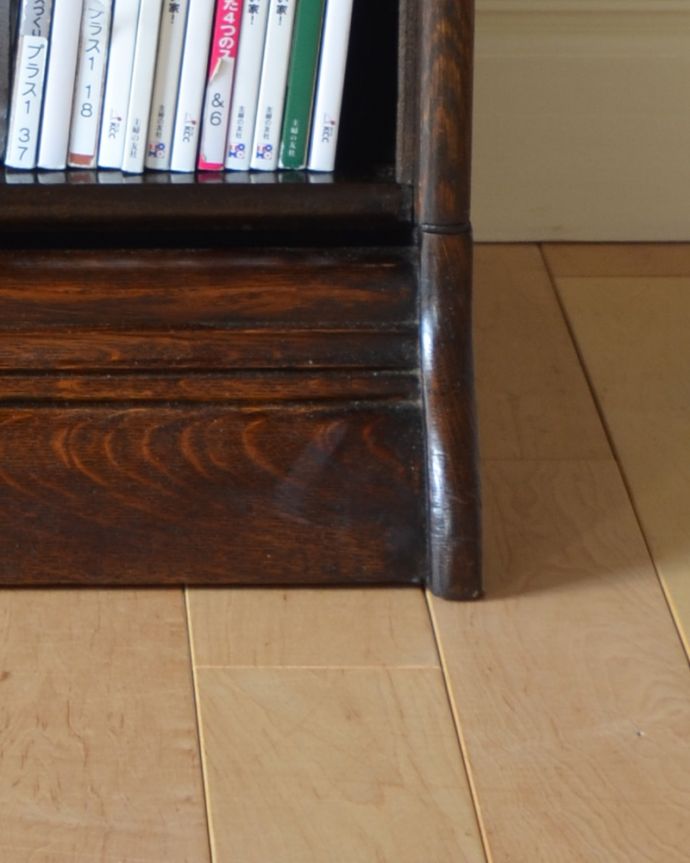 アンティークのキャビネット アンティーク家具 アンティーク英国家具、女性にもオススメしたい美しい彫りの付いたスタッキングブックケース。安定感のある脚がしっかり支えます。(q-750-f)