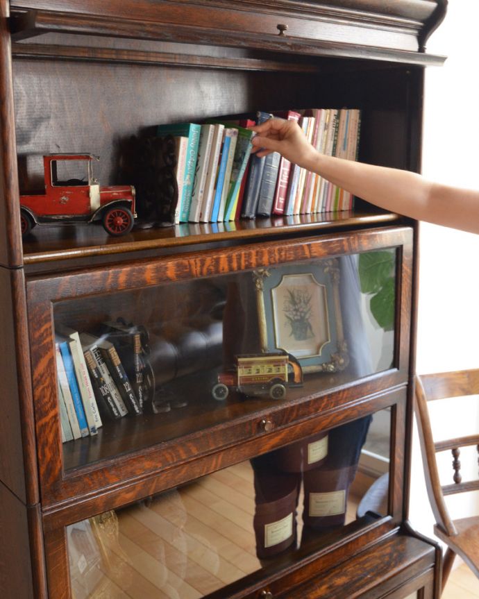 アンティークのキャビネット アンティーク家具 アンティーク英国家具、女性にもオススメしたい美しい彫りの付いたスタッキングブックケース。扉面の木目は、オーク材らしくカッコイイ木目。(q-750-f)