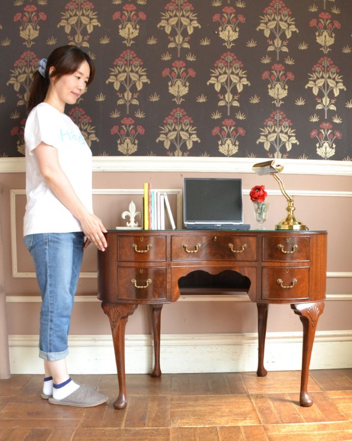 アンティークのデスク・書斎机 アンティーク家具 優雅なガラス天板の英国家具、カーブした曲線が美しいアンティークライティングデスク。デスクに座る時間を持つことで気持ちの切り替えができます。(q-752-f)