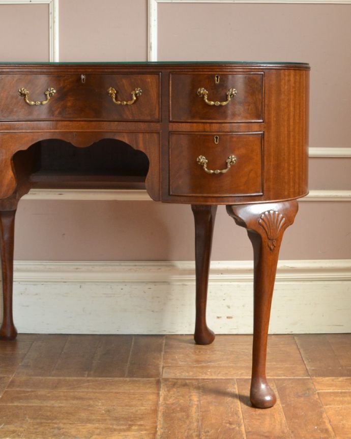 アンティークのデスク・書斎机 アンティーク家具 優雅なガラス天板の英国家具、カーブした曲線が美しいアンティークライティングデスク。マホガニーの美しい木目が自慢!外国製のデスクは装飾があちこちにあるので、絵になるアイテム。(q-752-f)
