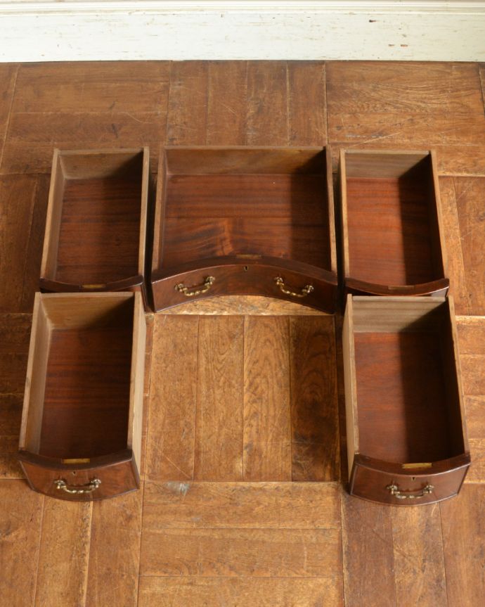 アンティークのデスク・書斎机 アンティーク家具 優雅なガラス天板の英国家具、カーブした曲線が美しいアンティークライティングデスク。引き出しは全部で5杯。(q-752-f)