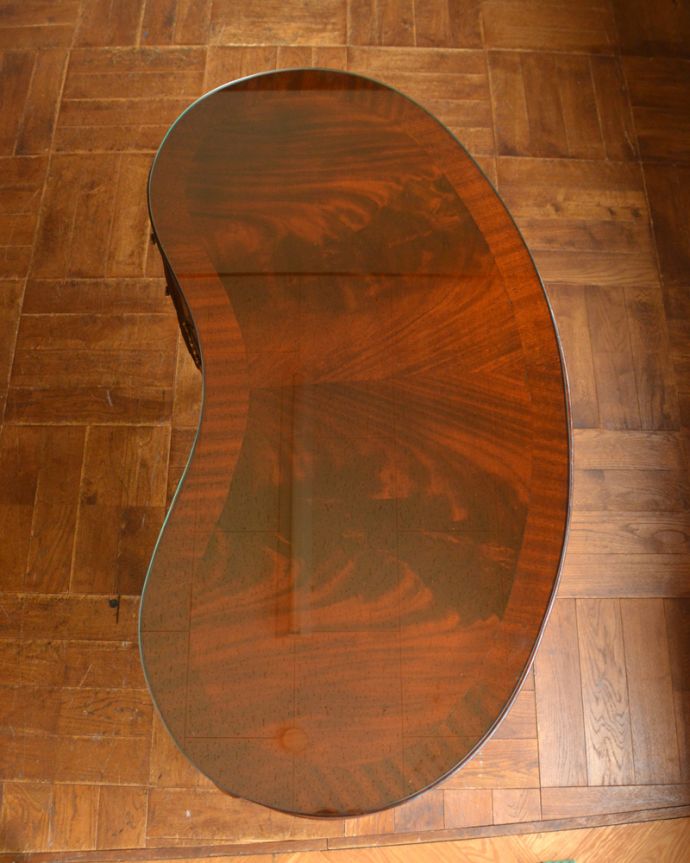 アンティークのデスク・書斎机 アンティーク家具 優雅なガラス天板の英国家具、カーブした曲線が美しいアンティークライティングデスク。広い天板は作業がしやすくて重宝しますよ!ピカピカにお直ししました。(q-752-f)