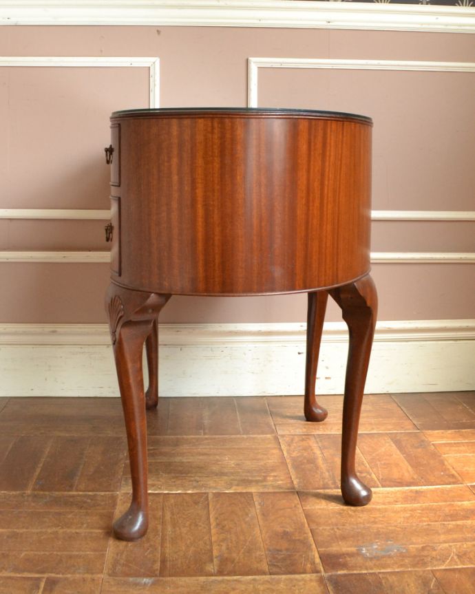 アンティークのデスク・書斎机 アンティーク家具 優雅なガラス天板の英国家具、カーブした曲線が美しいアンティークライティングデスク。サイドも美しいです。(q-752-f)