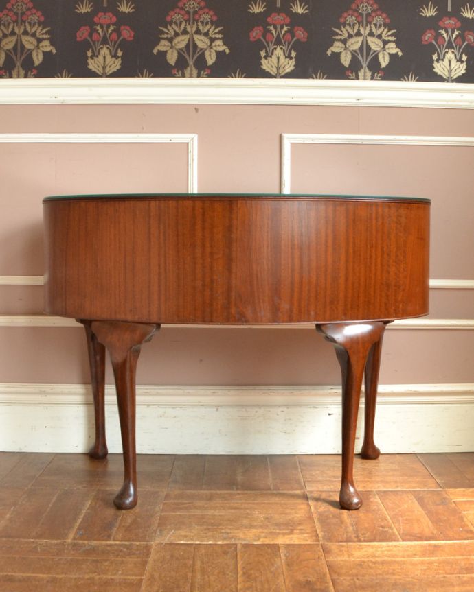 アンティークのデスク・書斎机 アンティーク家具 優雅なガラス天板の英国家具、カーブした曲線が美しいアンティークライティングデスク。きちんとメンテナンスしているので、裏から見てもキレイな状態です。(q-752-f)