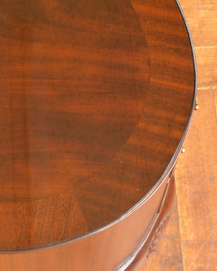 アンティークのデスク・書斎机 アンティーク家具 優雅なガラス天板の英国家具、カーブした曲線が美しいアンティークライティングデスク。角のないビーンズ型の天板なので、小さなお子さまのいるご家庭にも安心してお使い頂けます。(q-752-f)