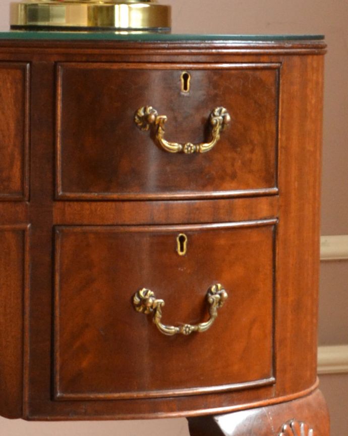 アンティークのデスク・書斎机 アンティーク家具 優雅なガラス天板の英国家具、カーブした曲線が美しいアンティークライティングデスク。5つの鍵穴に共通して使えるアンティークの鍵が付いています。(q-752-f)