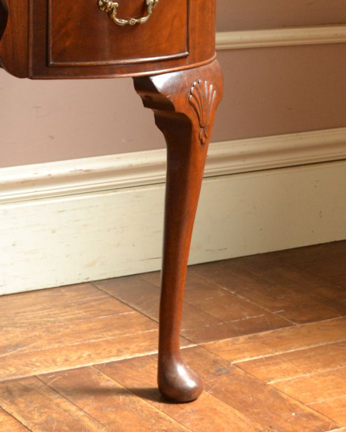 アンティークのデスク・書斎机 アンティーク家具 優雅なガラス天板の英国家具、カーブした曲線が美しいアンティークライティングデスク。しっかりとした安定感があります。(q-752-f)