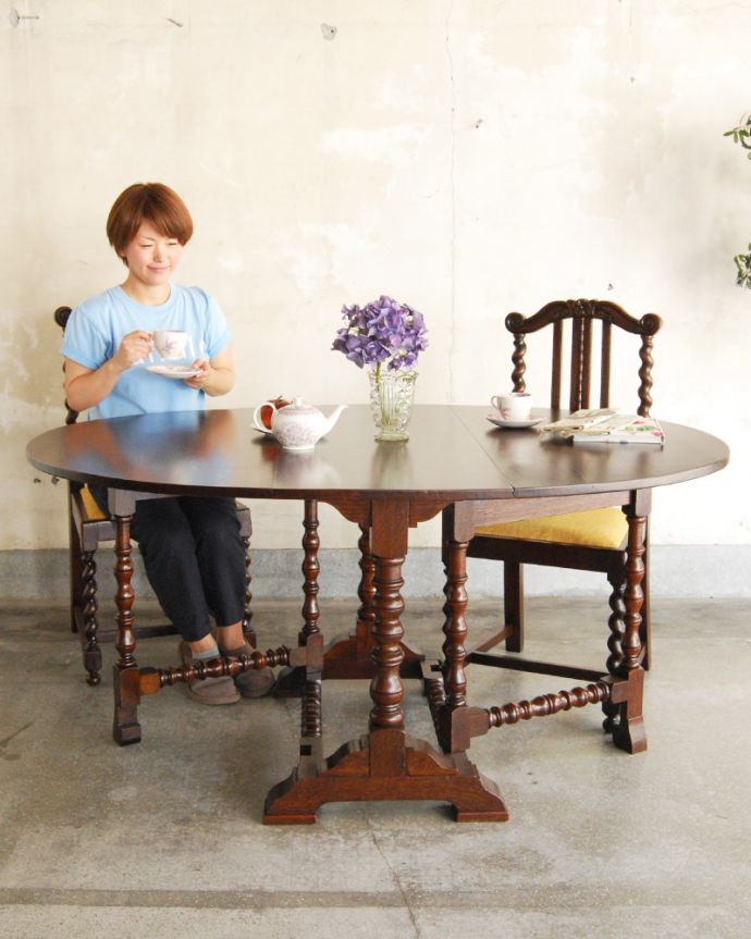 ロイドテーブル アンティーク家具 英国アンティーク家具、脚元の凝った彫りも美しいゲートレッグテーブル(伸張式テーブル)。広げるとこのように広くなります!みんなで囲めてとっても楽しいですよ。(q-753-f)