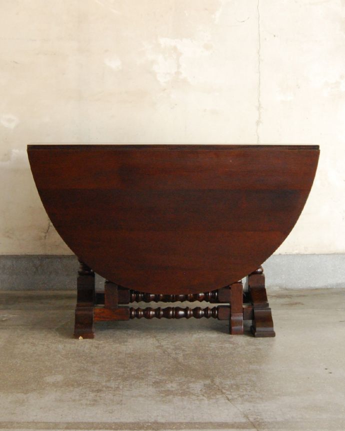 ロイドテーブル アンティーク家具 英国アンティーク家具、脚元の凝った彫りも美しいゲートレッグテーブル(伸張式テーブル)。閉じるとコンパクトになるのでアパートや一人住まいの方にもオススメ!。(q-753-f)
