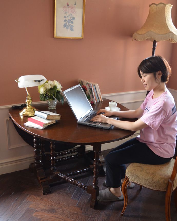 ロイドテーブル アンティーク家具 英国アンティーク家具、脚元の凝った彫りも美しいゲートレッグテーブル(伸張式テーブル)。片側の天板を閉じるとピッタリと壁につけられます。(q-753-f)