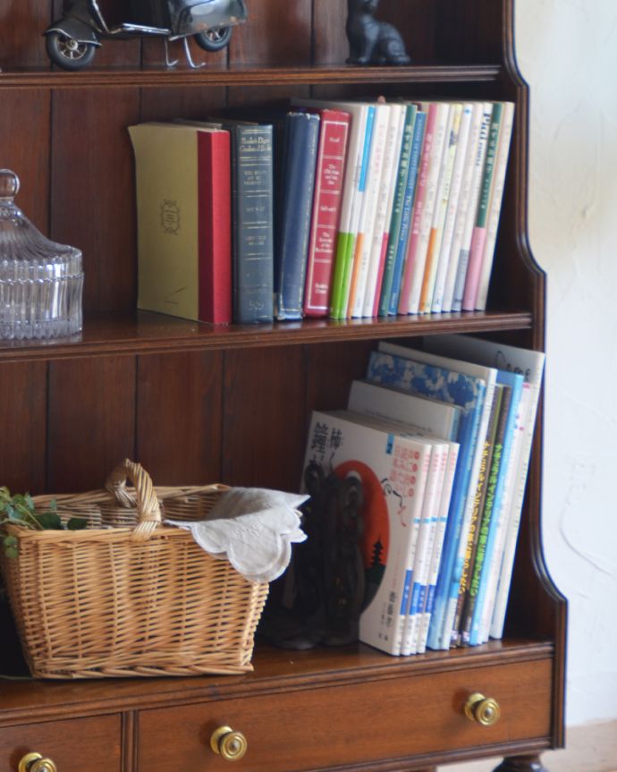 アンティークのキャビネット　アンティーク家具　英国のアンティーク家具、マホガニー材の高級感のあるブックシェルフ（本棚）。棚の中には、雑誌や文庫本などの収納もできます。(q-754-f)