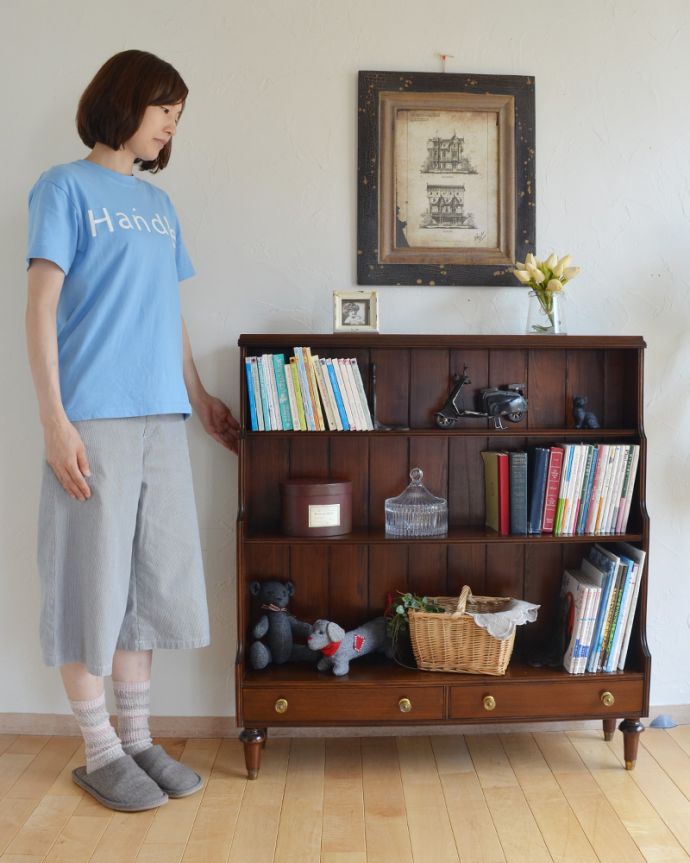 アンティークのキャビネット　アンティーク家具　英国のアンティーク家具、マホガニー材の高級感のあるブックシェルフ（本棚）。本棚としてはもちろん、グラスや食器を並べて飾り棚としても素敵ですよ。(q-754-f)