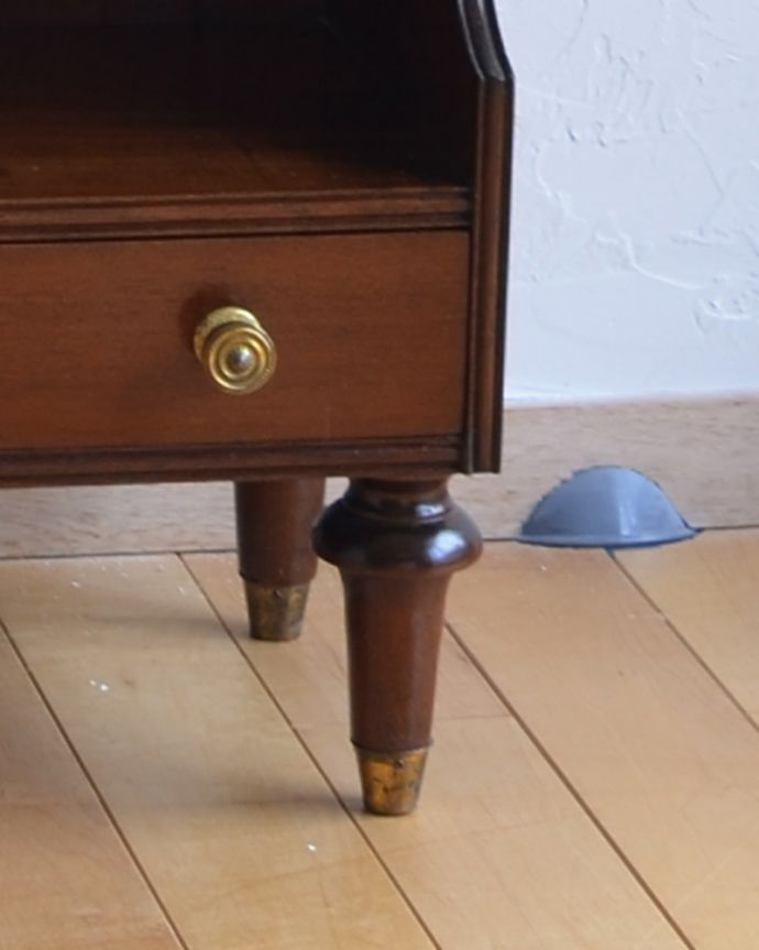 アンティークのキャビネット　アンティーク家具　英国のアンティーク家具、マホガニー材の高級感のあるブックシェルフ（本棚）。安定感のある脚がしっかり支えます。(q-754-f)