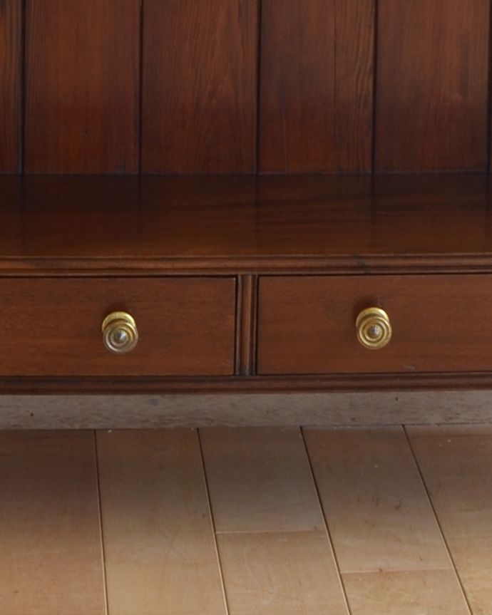 アンティークのキャビネット　アンティーク家具　英国のアンティーク家具、マホガニー材の高級感のあるブックシェルフ（本棚）。可愛い取っ手がちょこんと付いています。(q-754-f)