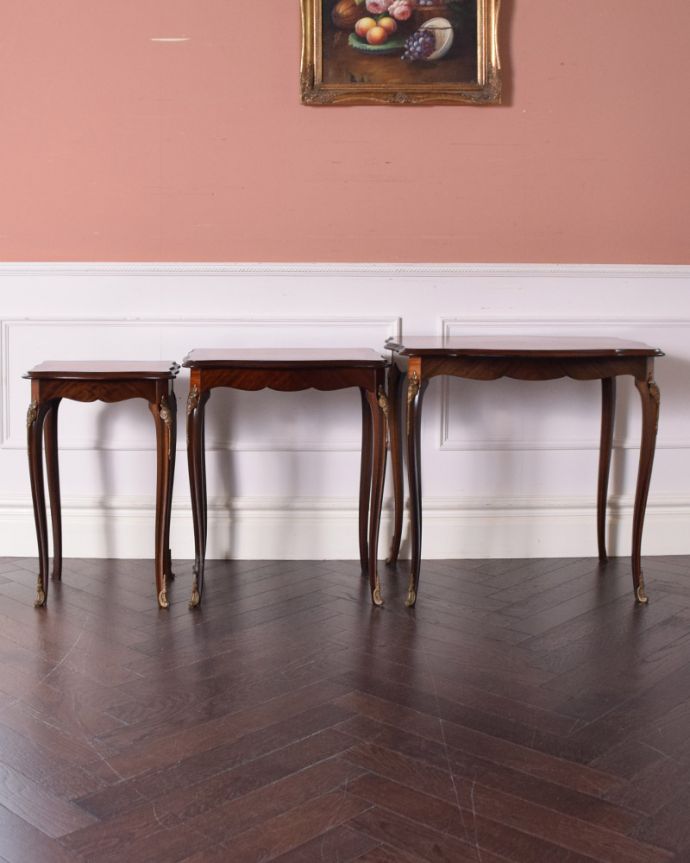 ロイドテーブル　アンティーク家具　アンティークの英国家具、象嵌がたっぷりの美しい３台セットのネストテーブル。キレイに整列！華奢で長い脚が目立ちます。(q-756-f)