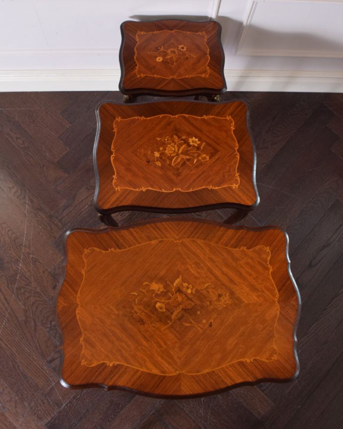 ロイドテーブル　アンティーク家具　アンティークの英国家具、象嵌がたっぷりの美しい３台セットのネストテーブル。ピカピカの天板にうっとり天板もピカピカにお直ししました。(q-756-f)