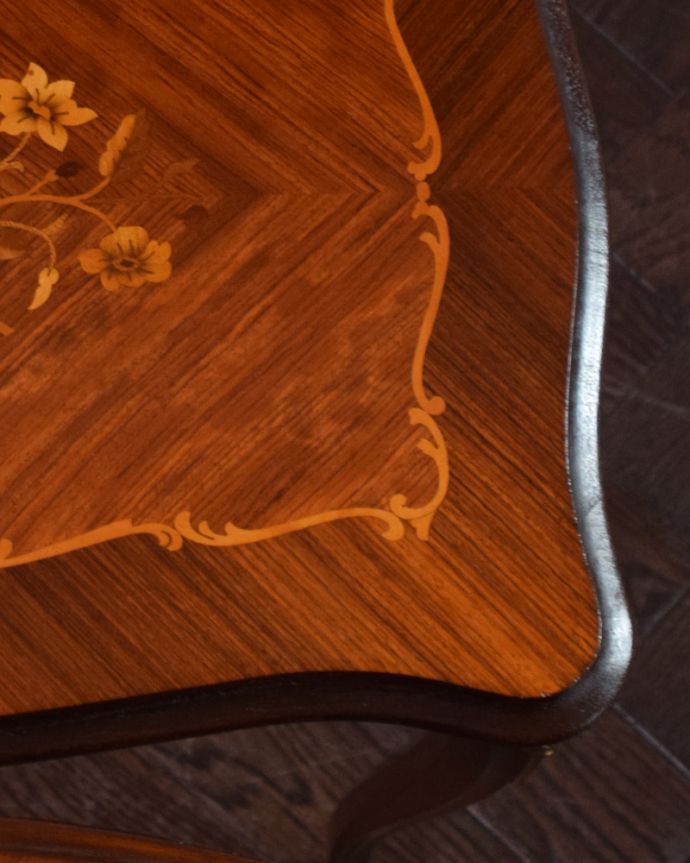 ロイドテーブル　アンティーク家具　アンティークの英国家具、象嵌がたっぷりの美しい３台セットのネストテーブル。美しすぎる装飾･･･近くで見るとさらに美しい天板の木目。(q-756-f)