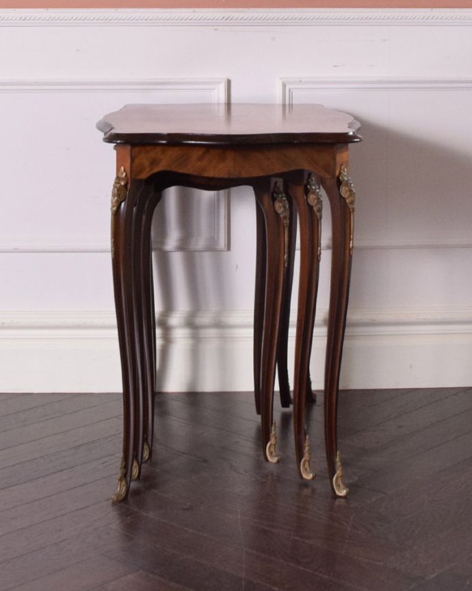 ロイドテーブル　アンティーク家具　アンティークの英国家具、象嵌がたっぷりの美しい３台セットのネストテーブル。メンテナンスしてあるので後姿もキレイ！アンティークは新品ではないので、もちろん経年変化によるキズはありますが、専門の職人が目立たないようキレイにお直しをしているので、後姿までキレイです。(q-756-f)