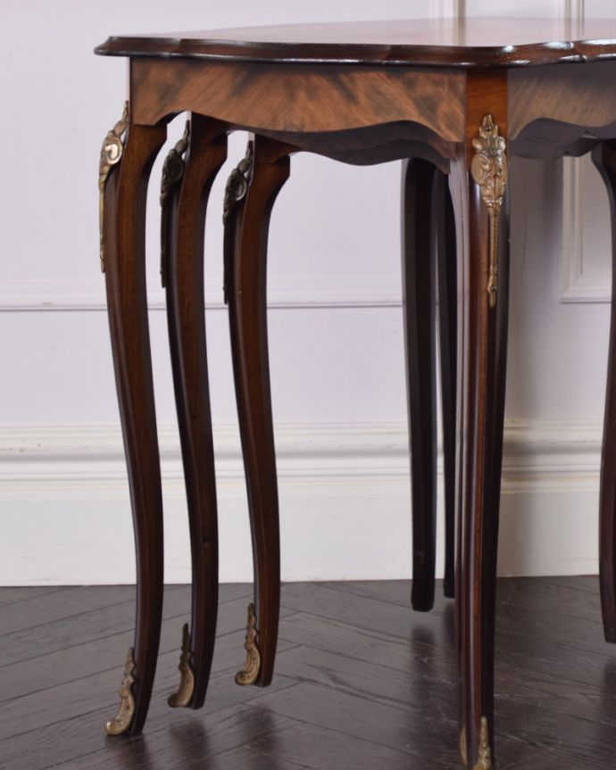 ロイドテーブル　アンティーク家具　アンティークの英国家具、象嵌がたっぷりの美しい３台セットのネストテーブル。キチンとお直ししてありますので、安定感のある脚です。(q-756-f)