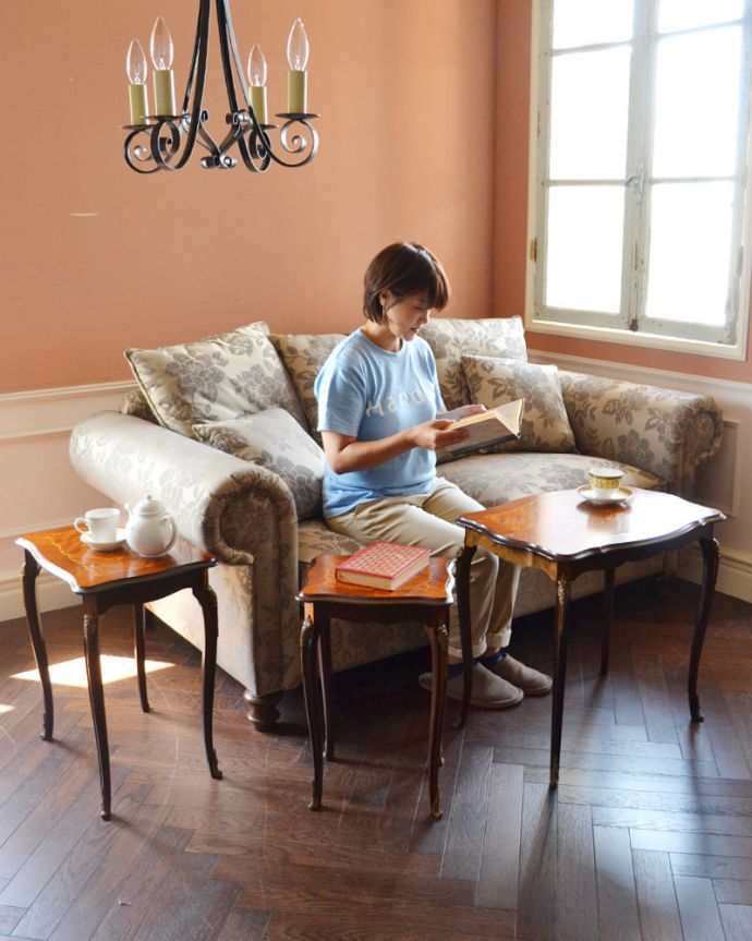 ロイドテーブル　アンティーク家具　アンティークの英国家具、象嵌がたっぷりの美しい３台セットのネストテーブル。使い方も自由自在。(q-756-f)