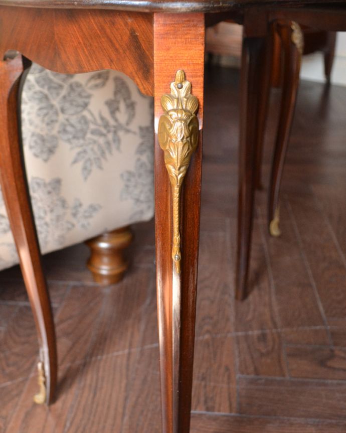 ロイドテーブル　アンティーク家具　アンティークの英国家具、象嵌がたっぷりの美しい３台セットのネストテーブル。脚もとまでゴージャス足もとには高級感溢れるゴールドの装飾。(q-756-f)