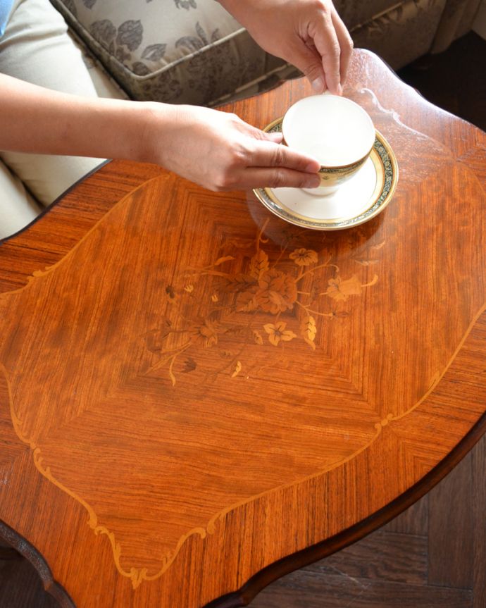 ロイドテーブル　アンティーク家具　アンティークの英国家具、象嵌がたっぷりの美しい３台セットのネストテーブル。象嵌が施された芸術品のように美しい天板一番のおススメポイント！天板に施されたお花の模様。(q-756-f)