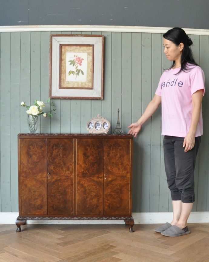 アンティークのキャビネット　アンティーク家具　ウォルナット材の木目が華やかなカップボード、ガラス天板のアンティーク家具。現代の家具だったら2枚扉の所を、贅沢に4枚扉！だから、意外にコンパクトサイズなんです。(q-757-f)