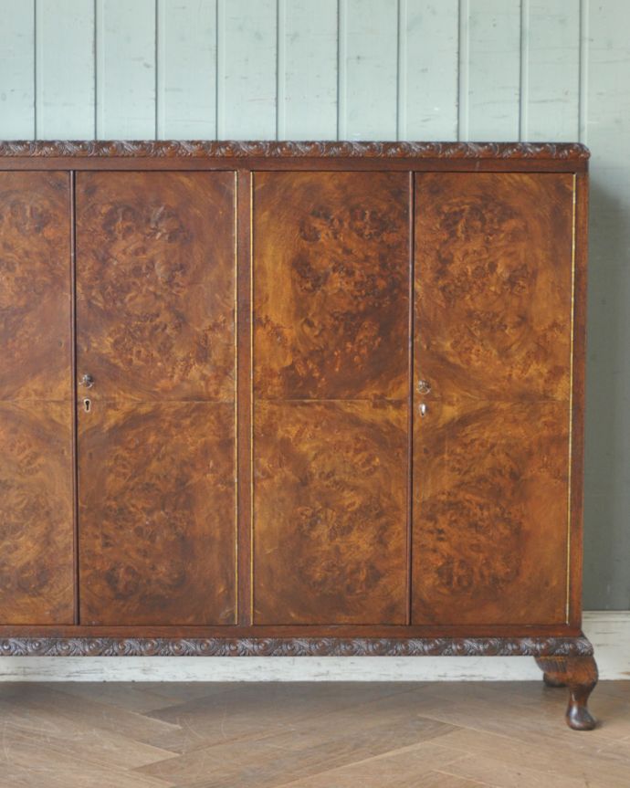 アンティークのキャビネット　アンティーク家具　ウォルナット材の木目が華やかなカップボード、ガラス天板のアンティーク家具。ウォルナット材の贅沢な部分だけを使った顔美しすぎる木目は、ウォルナット材の中でも高級な玉杢の部分だけを使っているんです。(q-757-f)